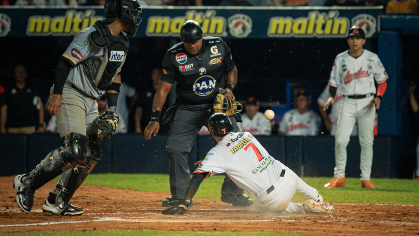 Águilas blanqueó a Leones en el estreno de Guillermo Quiroz
