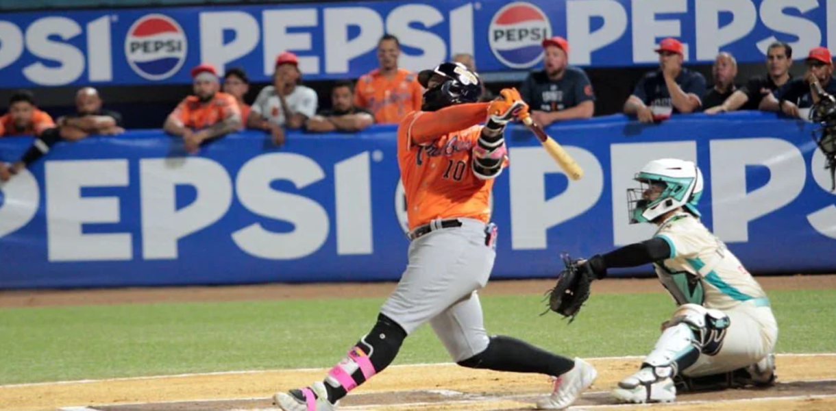 Caribes barrió a Bravos y empató el liderato