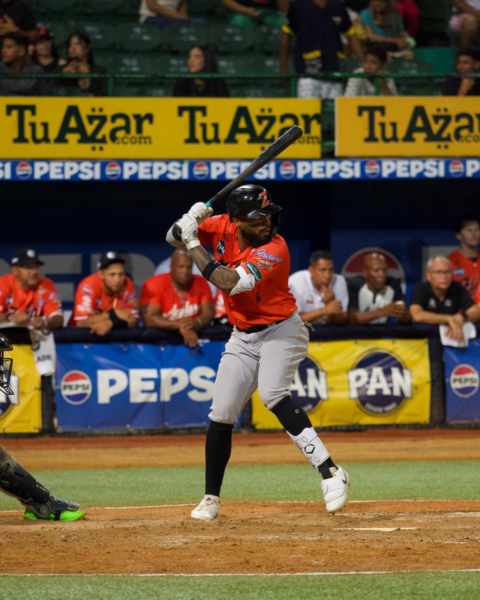 Caribes de impuso a Águilas en un derbi de jonrones