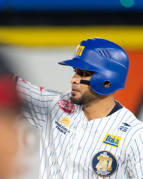Magallanes derrotó a Caribes con Ángel Reyes haciendo historia