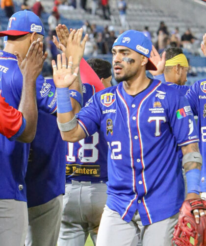 Magallanes sufre otra dura derrota ante Tiburones