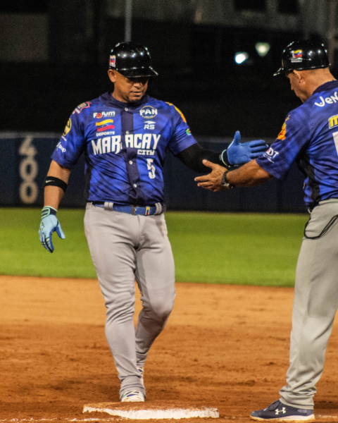 Tigres pegó primero ante Caribes en Puerto La Cruz
